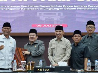 Pimpinan DPRD Kota Bogor berfoto bersama Wakil Wali Kota Bogor Jenal Mutaqin usai Sidang Paripurna membahas Raperda Tentang Pencegahan Penanganan Kekerasan di lingkungan Satuan Pendidikan. Foto Pratama