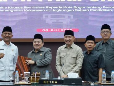 Pimpinan DPRD Kota Bogor berfoto bersama Wakil Wali Kota Bogor Jenal Mutaqin usai Sidang Paripurna membahas Raperda Tentang Pencegahan Penanganan Kekerasan di lingkungan Satuan Pendidikan. Foto Pratama