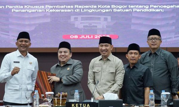 Pimpinan DPRD Kota Bogor berfoto bersama Wakil Wali Kota Bogor Jenal Mutaqin usai Sidang Paripurna membahas Raperda Tentang Pencegahan Penanganan Kekerasan di lingkungan Satuan Pendidikan. Foto Pratama