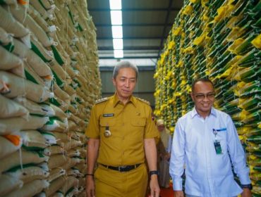 Wali Kota Bogor Dedie A Rachim didampingi Kepala Bulog Cabang Bogor Ilhamsyah meninjau ketersedian beras di gudang Bulog Dramaga.                    Foto Kominfo Kota Bogor