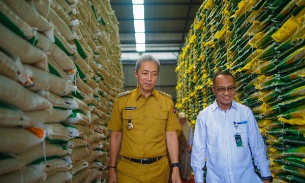 Wali Kota Bogor Dedie A Rachim didampingi Kepala Bulog Cabang Bogor Ilhamsyah meninjau ketersedian beras di gudang Bulog Dramaga.                    Foto Kominfo Kota Bogor