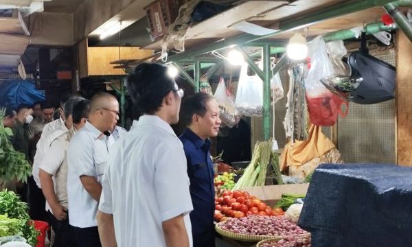 Menteri Lingkungan Hidup Hanif Faisol melakukan sidak ke pasar tradisional di Kota Bogor. Foto: KemenLH