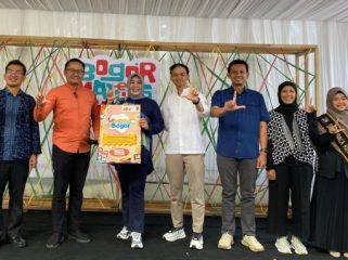 Kadisarpus Kota Bogor, Kadiisparbud Kota Bogor, dan komunitas literasi dan kreatif, berfoto bersama usai menandatangani MoU. Foto: Kominfo Kota Bogor