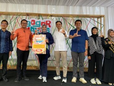 Kadisarpus Kota Bogor, Kadiisparbud Kota Bogor, dan komunitas literasi dan kreatif, berfoto bersama usai menandatangani MoU. Foto: Kominfo Kota Bogor