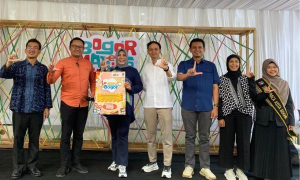 Kadisarpus Kota Bogor, Kadiisparbud Kota Bogor, dan komunitas literasi dan kreatif, berfoto bersama usai menandatangani MoU. Foto: Kominfo Kota Bogor