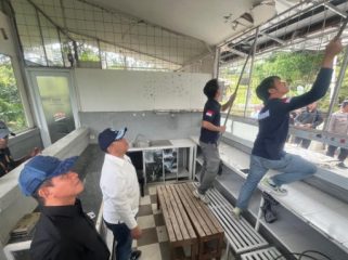 Menteri Lingkungan Hidup Hanif Faisol meninjau langsung pembongkaran bangunan yang melanggar aturan di Puncak Bogor. Foto: Humas KemenLH