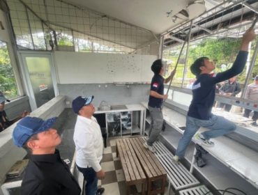 Menteri Lingkungan Hidup Hanif Faisol meninjau langsung pembongkaran bangunan yang melanggar aturan di Puncak Bogor. Foto: Humas KemenLH