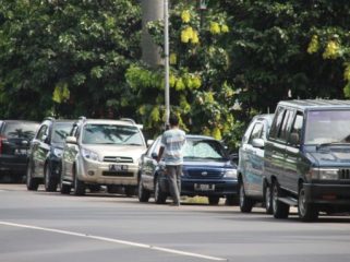 Sejumlah kendaraan terlihat terparkir di bahu jalan di Kota Bogor. Foto: Rheynaldhi
