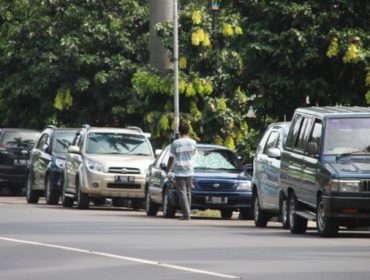 Sejumlah kendaraan terlihat terparkir di bahu jalan di Kota Bogor. Foto: Rheynaldhi