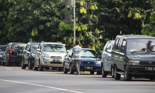 Sejumlah kendaraan terlihat terparkir di bahu jalan di Kota Bogor. Foto: Rheynaldhi