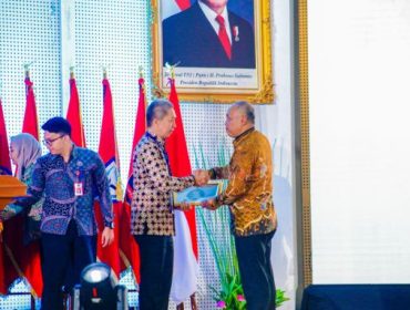 Penyerahan sertifikat TTIS:CSIRT dari Kepala BSSN Letjen TNI (Purn.) Nugroho Sulistyo Budi kepada Wali Kota Bogor, Dedie A. Rachim. Foto: Kominfo Kota Bogor
