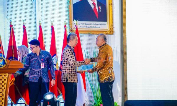 Penyerahan sertifikat TTIS:CSIRT dari Kepala BSSN Letjen TNI (Purn.) Nugroho Sulistyo Budi kepada Wali Kota Bogor, Dedie A. Rachim. Foto: Kominfo Kota Bogor