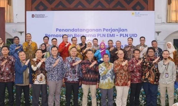 Penandatanganan perjanjian antara PL EMI dan PLN UID.
Foto : ist