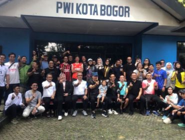 Wali Kota Bogor Dedie Rachim dan Sekda Kota Bogor Denny Mulyadi foto bersama di PWI Kota Bogor. Foto: Saefulloh