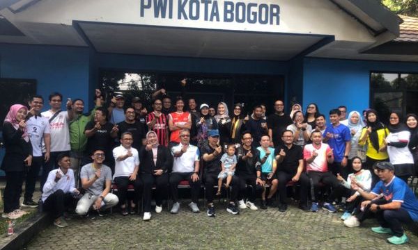 Wali Kota Bogor Dedie Rachim dan Sekda Kota Bogor Denny Mulyadi foto bersama di PWI Kota Bogor. Foto: Saefulloh