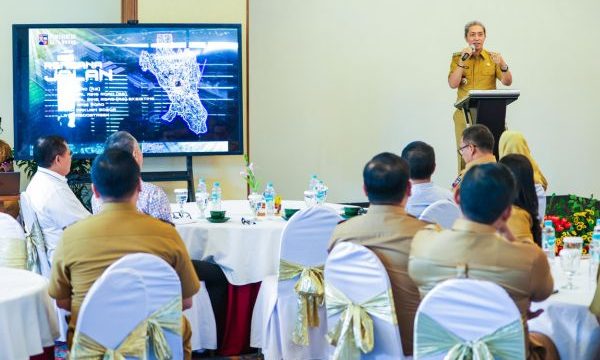 Wali Kota Bogor Dedie A Rachim memaparkan rencana pembangunan Ramp Off Tol CIawi Selatan, sebagai upaya mengurai kemacetan di simpang CIawi, Bogor. Foto: Kominfo Kota Bogor