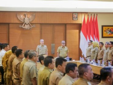 Wali Kota Bogor, Dedie A Rachim menegaskan bahwa SKTM harus sesuai dengan profil dan kondisi riil warga yang mengajukan, agar seluruh bentuk bantuan sosial tepat sasaran. Hal tersebut disampaikan Dedie pada Rapat Pimpinan (Rapim) di Papyrus Tropical Hotel, Kecamatan Tanah Sareal, Kota Bogor, Senin (21/07/2025). Foto: Kominfo Kota Bogor
