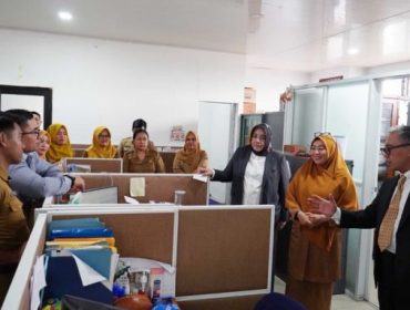 Sekda Denny Mulyadi menyambingi sejumlah ruangan yang berada di lingkungan Balaikota Bogor. Foto: istimewa