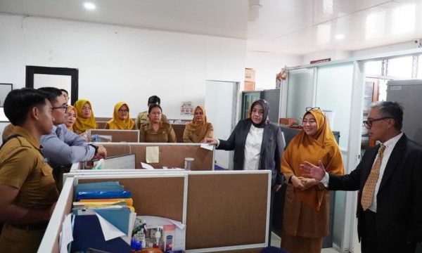 Sekda Denny Mulyadi menyambingi sejumlah ruangan yang berada di lingkungan Balaikota Bogor. Foto: istimewa