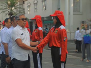 Sekdakot Bogor Denny Mulyadi salami anggota Paskibraka Kota Bogor. foto: istimewa