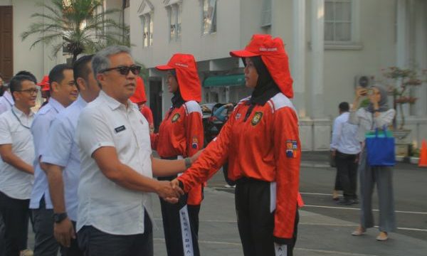 Sekdakot Bogor Denny Mulyadi salami anggota Paskibraka Kota Bogor. foto: istimewa