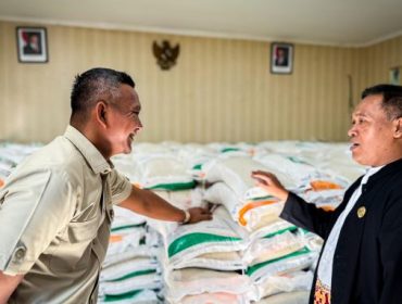 Wakil Wali Kota Bogor Jenal Mutaqin tinjau penyaluran beras ke warga. 
Foto: Kominfo Kota Bogor