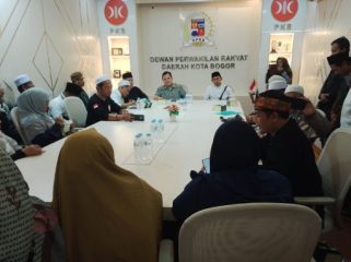Aliansi Ummat Islam Aswaja diterima Ketua DPRD Kota Bogor Aditya Warman.
(Foto: HUmpro)