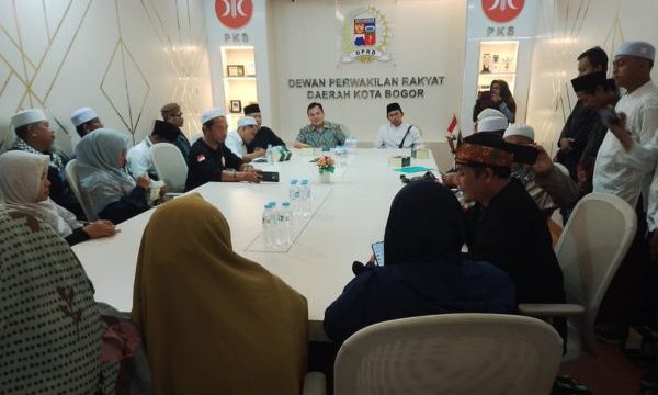 Aliansi Ummat Islam Aswaja diterima Ketua DPRD Kota Bogor Aditya Warman.
(Foto: HUmpro)