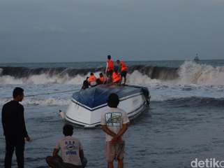 Badan kapal cepat Dolphin II yang masih terbalik di bibir Pantai Matahari Terbit, Selasa (5/8/2025). Foto: (Aryo Mahendro)