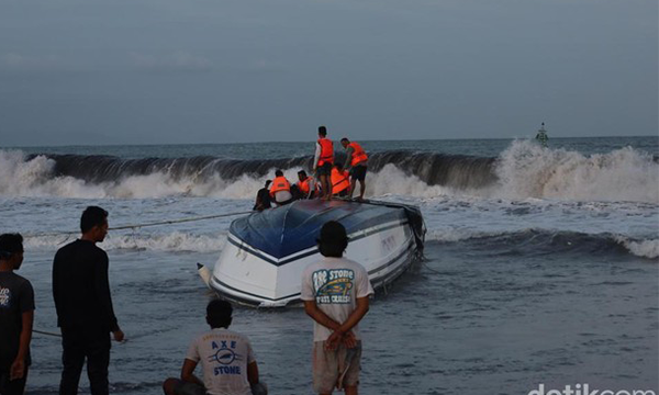 Badan kapal cepat Dolphin II yang masih terbalik di bibir Pantai Matahari Terbit, Selasa (5/8/2025). Foto: (Aryo Mahendro)