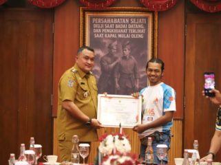 Bupati Bogor Rudy Susmanto mengapresiasi tim FPTI yang berhasil mengibarkan bendera di tebing. (Foto: Kominfo Kabupaten Bogor)