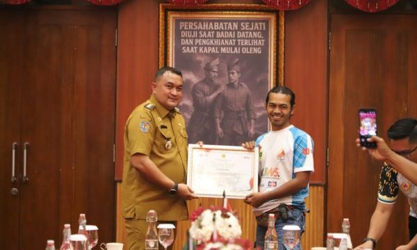 Bupati Bogor Rudy Susmanto mengapresiasi tim FPTI yang berhasil mengibarkan bendera di tebing. (Foto: Kominfo Kabupaten Bogor)