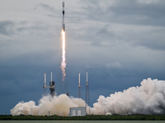Ilustrasi peluncuran satelit menggunakan roket Falcon 9 SpaceX (Foto: REUTERS/Steve Nesius)