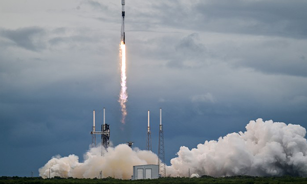 Ilustrasi peluncuran satelit menggunakan roket Falcon 9 SpaceX (Foto: REUTERS/Steve Nesius)