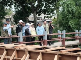 Wali Kota Depok, Supian Suri bersama Penjabat (Pj) Sekretaris Daerah (Sekda), Nina Suzana dan Kepala Dinas Pekerjaan Umum dan Penataan Ruang (DPUPR), Citra Indah Yulianty meninjau progres pengerjaan turap di kawasan Jalan Raya Cipayung–Pitara.
Foto : Diskominfo Kota Depok