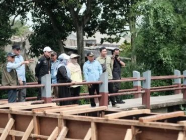 Wali Kota Depok, Supian Suri bersama Penjabat (Pj) Sekretaris Daerah (Sekda), Nina Suzana dan Kepala Dinas Pekerjaan Umum dan Penataan Ruang (DPUPR), Citra Indah Yulianty meninjau progres pengerjaan turap di kawasan Jalan Raya Cipayung–Pitara.
Foto : Diskominfo Kota Depok