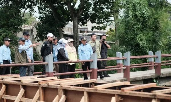 Wali Kota Depok, Supian Suri bersama Penjabat (Pj) Sekretaris Daerah (Sekda), Nina Suzana dan Kepala Dinas Pekerjaan Umum dan Penataan Ruang (DPUPR), Citra Indah Yulianty meninjau progres pengerjaan turap di kawasan Jalan Raya Cipayung–Pitara.
Foto : Diskominfo Kota Depok