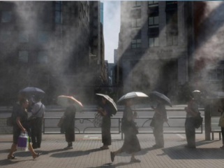 Jepang catat rekor suhu panas 10 hari berturut-turut, tembus 35 derajat Celsius. Foto: REUTERS/Issei Kato