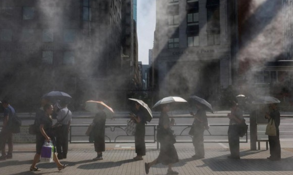Jepang catat rekor suhu panas 10 hari berturut-turut, tembus 35 derajat Celsius. Foto: REUTERS/Issei Kato