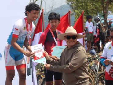 Ketua DPRD Kab Bogor Sastra Winara menyerahkan hadiah. (foto: ist)