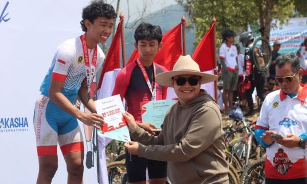 Ketua DPRD Kab Bogor Sastra Winara menyerahkan hadiah. (foto: ist)