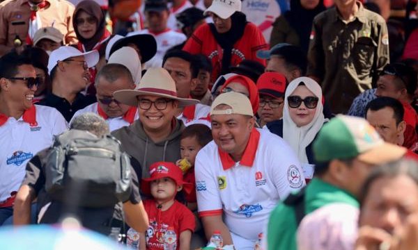 Ketua DPRD Kab Bogor Sastra Winara (topi koboy). (foto: ist)