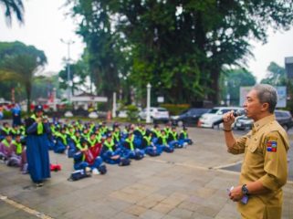Seratus siswa kelas 10 Sekolah Menengah Atas (SMA) Islam Terpadu (IT) Insantama Bogor dilepas Wali Kota Bogor Dedie A. Rachim, untuk mengikuti Latihan Kepemimpinan dan Manajemen Tingkat Dasar (LKMD), Selasa (12/8/2025). (foto: Kominfo Kota Bogor)