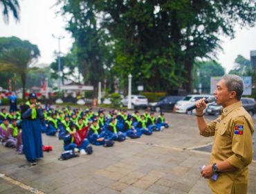 Seratus siswa kelas 10 Sekolah Menengah Atas (SMA) Islam Terpadu (IT) Insantama Bogor dilepas Wali Kota Bogor Dedie A. Rachim, untuk mengikuti Latihan Kepemimpinan dan Manajemen Tingkat Dasar (LKMD), Selasa (12/8/2025). (foto: Kominfo Kota Bogor)
