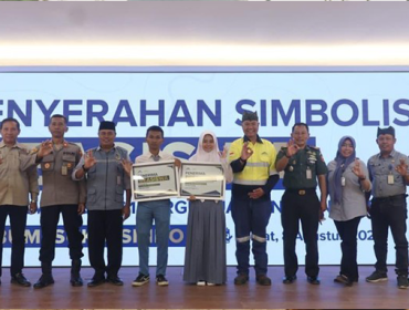 PT Bumi Suksesindo (PT BSI) memberikan 80 beasiswa kepada putra putri Banyuwangi. (Foto: Istimewa)