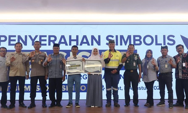 PT Bumi Suksesindo (PT BSI) memberikan 80 beasiswa kepada putra putri Banyuwangi. (Foto: Istimewa)
