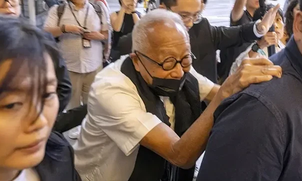 Pengusaha asal Singapura, Ong Beng Seng, dipotret saat hendak menjalani persidangan, Senin (04/08). Foto: BBC