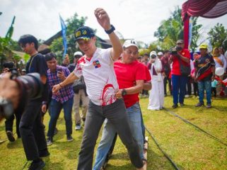 Wali Kota Bogor Dedie A Rachim mengikuti lomba di pesta rakyat. (Foto: Kominfo Kota Bogor)