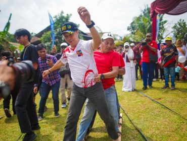 Wali Kota Bogor Dedie A Rachim mengikuti lomba di pesta rakyat. (Foto: Kominfo Kota Bogor)