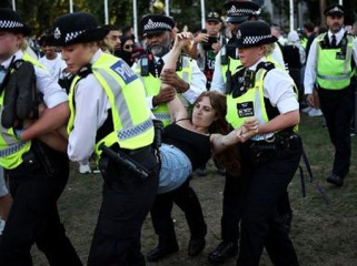 Polisi menangkap pendemo pendukung aksi pro-Palestina (Foto: AFP/HENRY NICHOLLS)